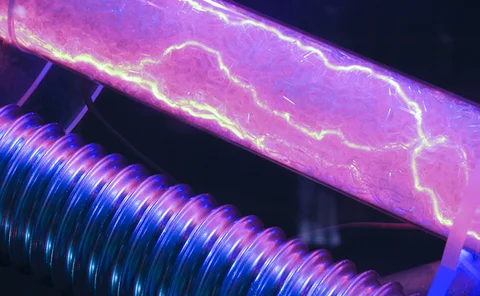 static-electricity-charge-in-tube